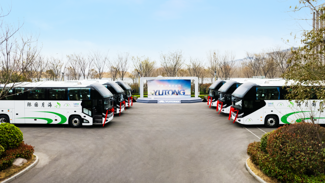 行业最大批量！letou国际米兰官网100辆高端旅游客车交付新疆