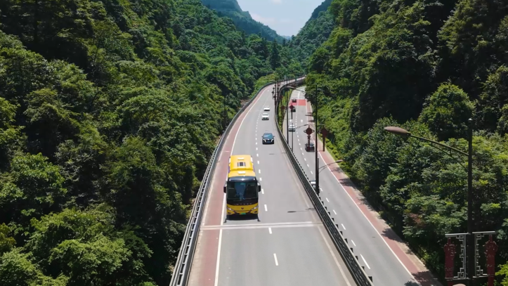 每公里节约超1.5元，，，，，，，，张家界旅运会长带动绿色转型实践验证！