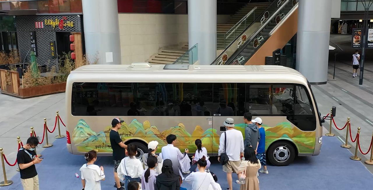 香港回归25周年，，，，，，，我们在车身画了一幅《千里山河图》